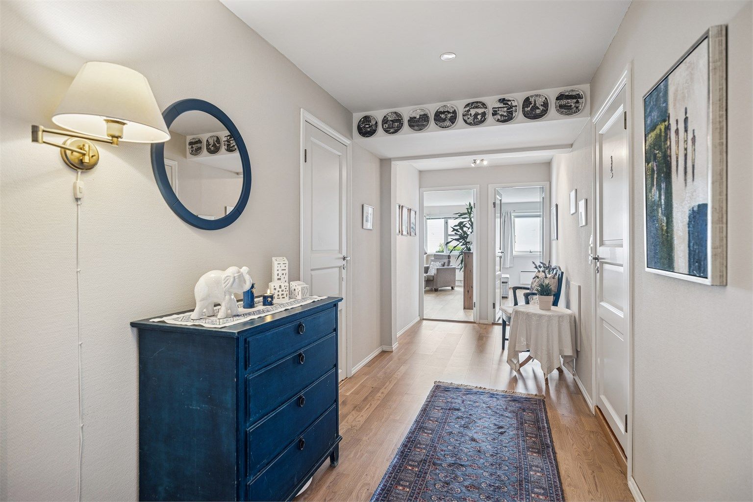 Fra gangen er det adkomst til alle rom i leiligheten.