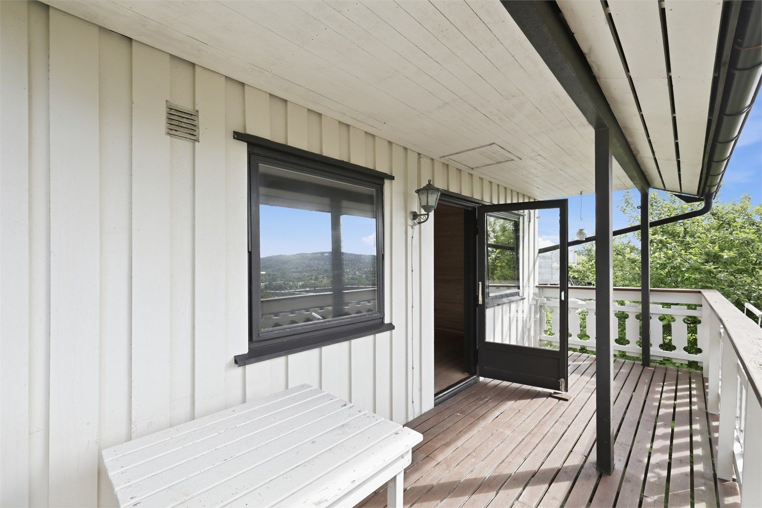Verandaen har plass til en liten sittegruppe.
