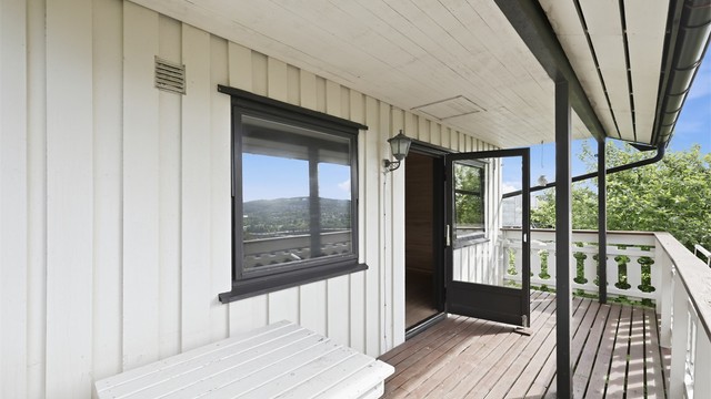 Verandaen har plass til en liten sittegruppe.