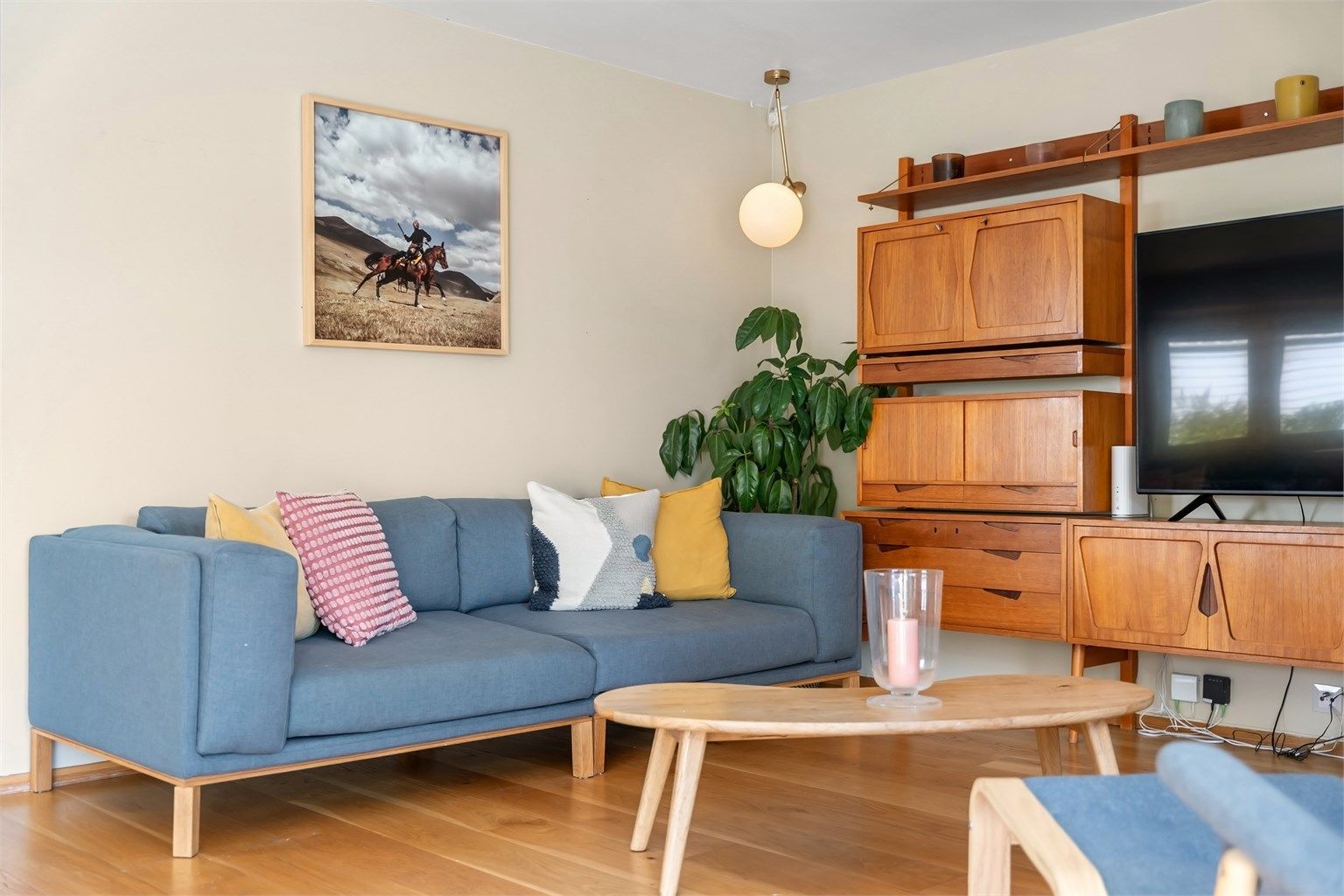 Stuen har god plass til en stor sofagruppe og TV-møblement.