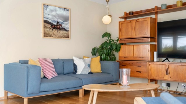Stuen har god plass til en stor sofagruppe og TV-møblement.
