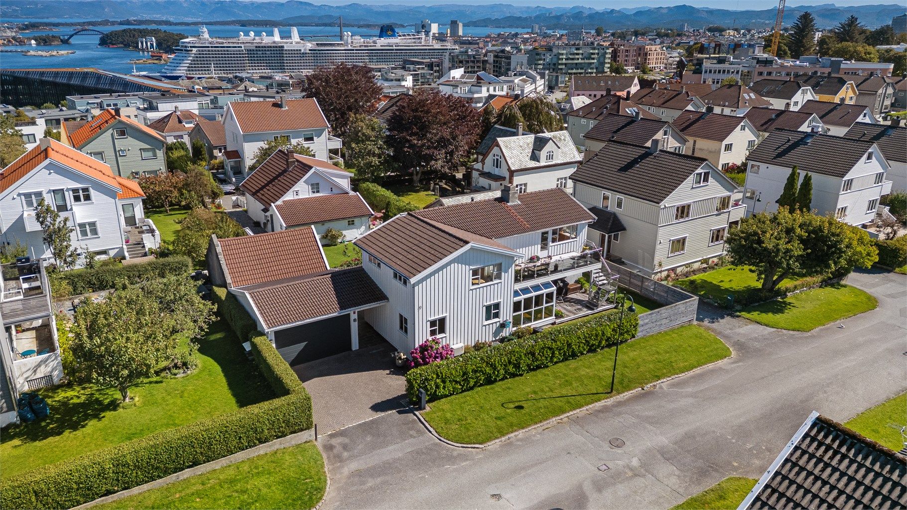 Velkommen til Jens Tvedts gate 9, en meget innholdsrik og fin enebolig med solrik og flott tomt, i umiddelbar nærhet til Kampen skole og Stavanger sentrum. ( Foto: Arve Gravdal ) 