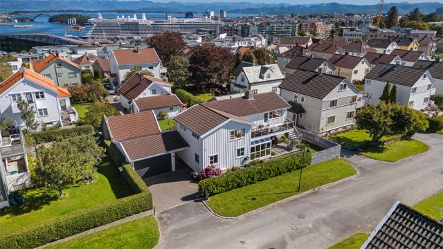 Velkommen til Jens Tvedts gate 9, en meget innholdsrik og fin enebolig med solrik og flott tomt, i umiddelbar nærhet til Kampen skole og Stavanger sentrum. ( Foto: Arve Gravdal )