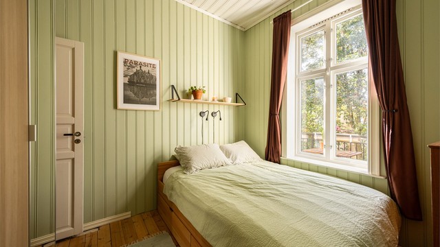 Soverommet er av god størrelse med plass til dobbeltseng og nattbord