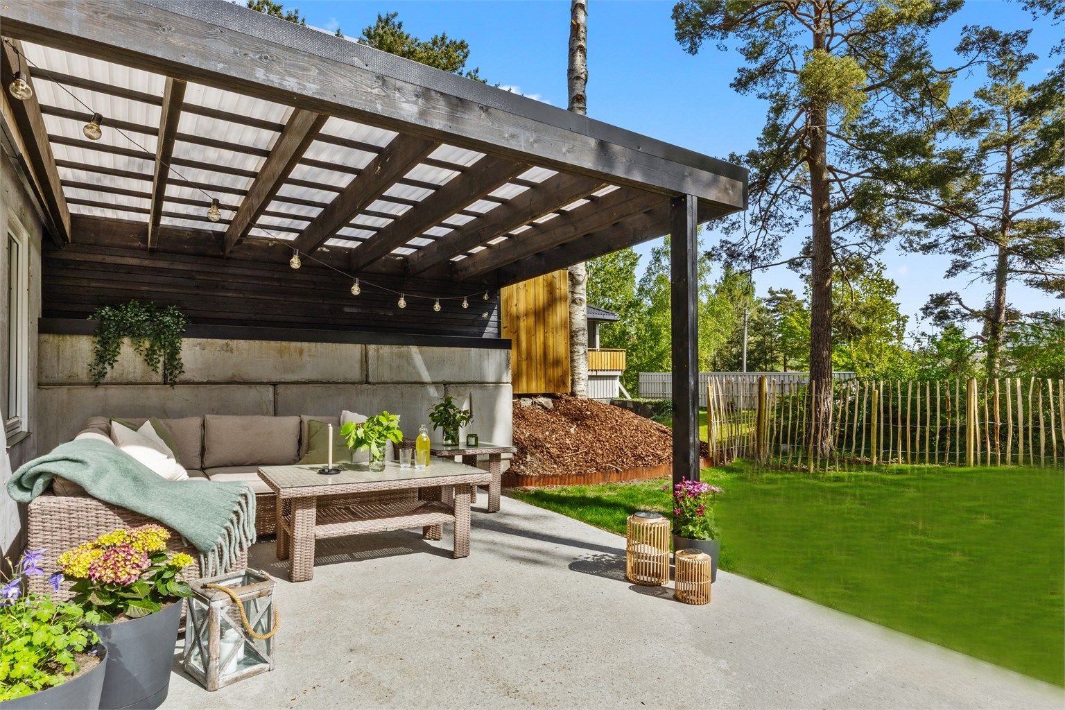 Velkommen til Bosmyrveien 22C - en lekker totalrenovert sokkelleilighet med carport og hage sentralt beliggende i Vågsbygd. 