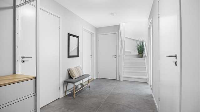 Romslig entré med plass til garderobe og varmekabler i gulv.