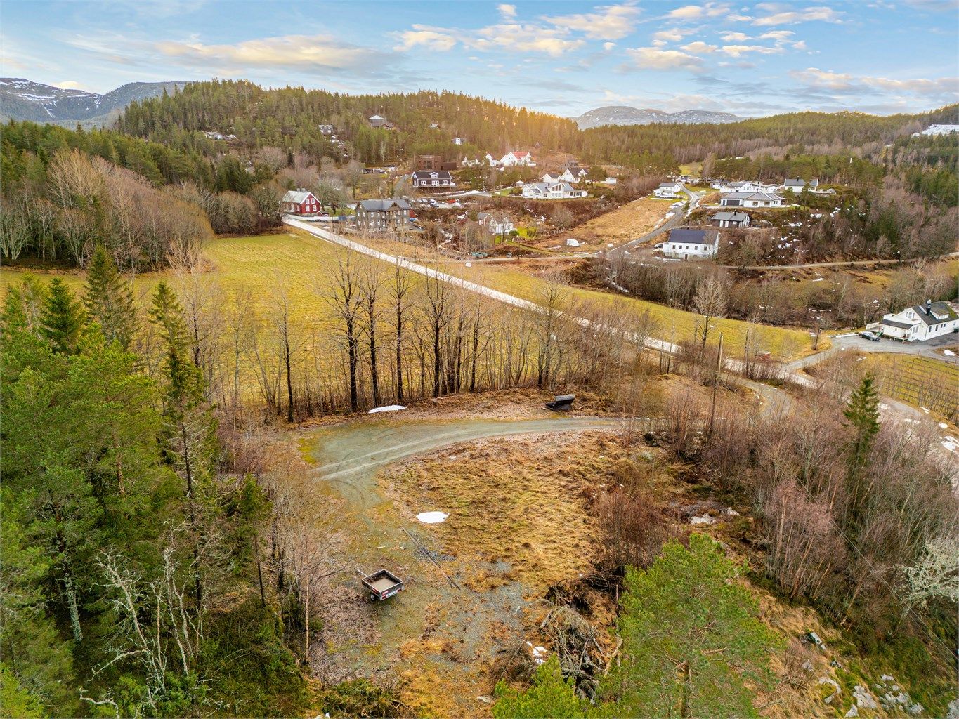 Eiendommen ligger skjermet til i Råkvåg - et idyllisk og naturskjønt tettsted beliggende i Indre Fosen, og er betraktet som et av Norges 20 best bevarte tettsteder. 