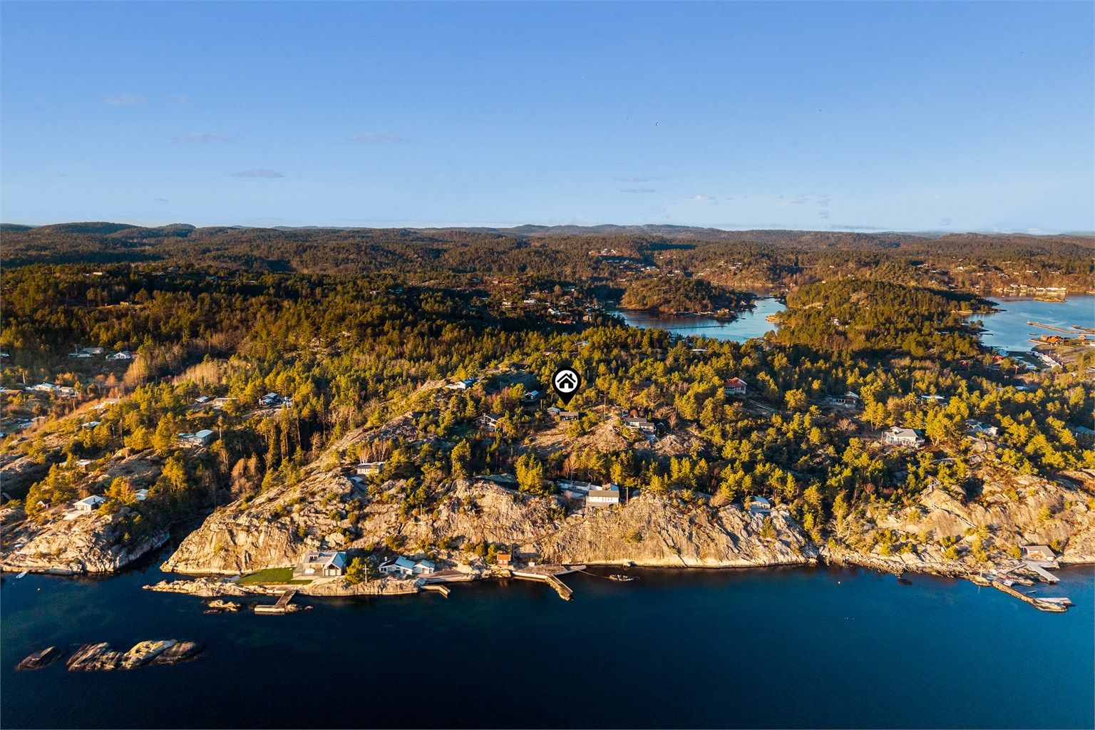 HYTTA LIGGER DISKRET i terrenget.