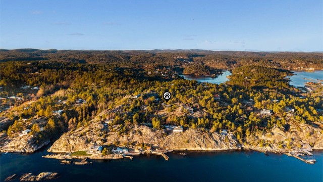 HYTTA LIGGER DISKRET i terrenget.