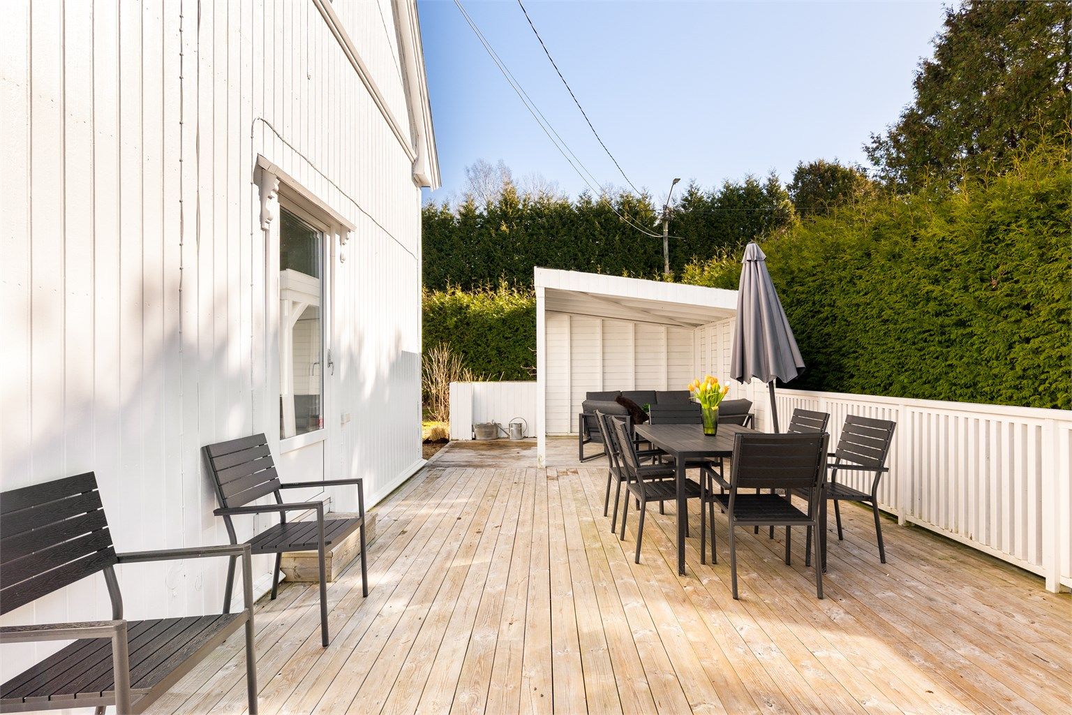 På den over 50 kvm. store terrassen kan du sitte ute i svært private omgivelser. Terrassen ble fornyet rundt 2014.