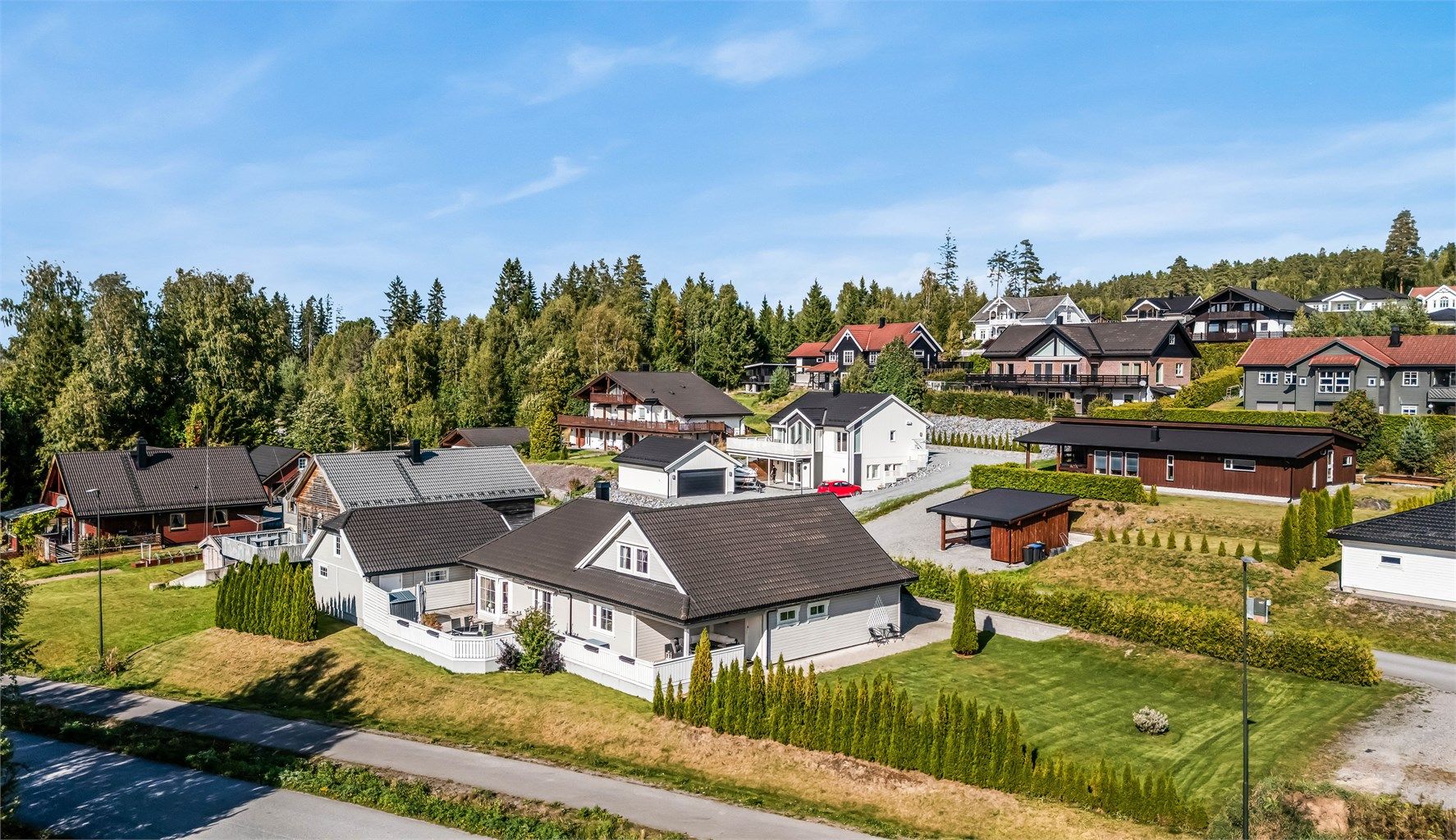 Boligen ligger i trafikkstille, barnevennlig og veletablert boligområde.
