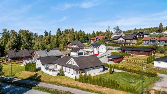 Boligen ligger i trafikkstille, barnevennlig og veletablert boligområde.