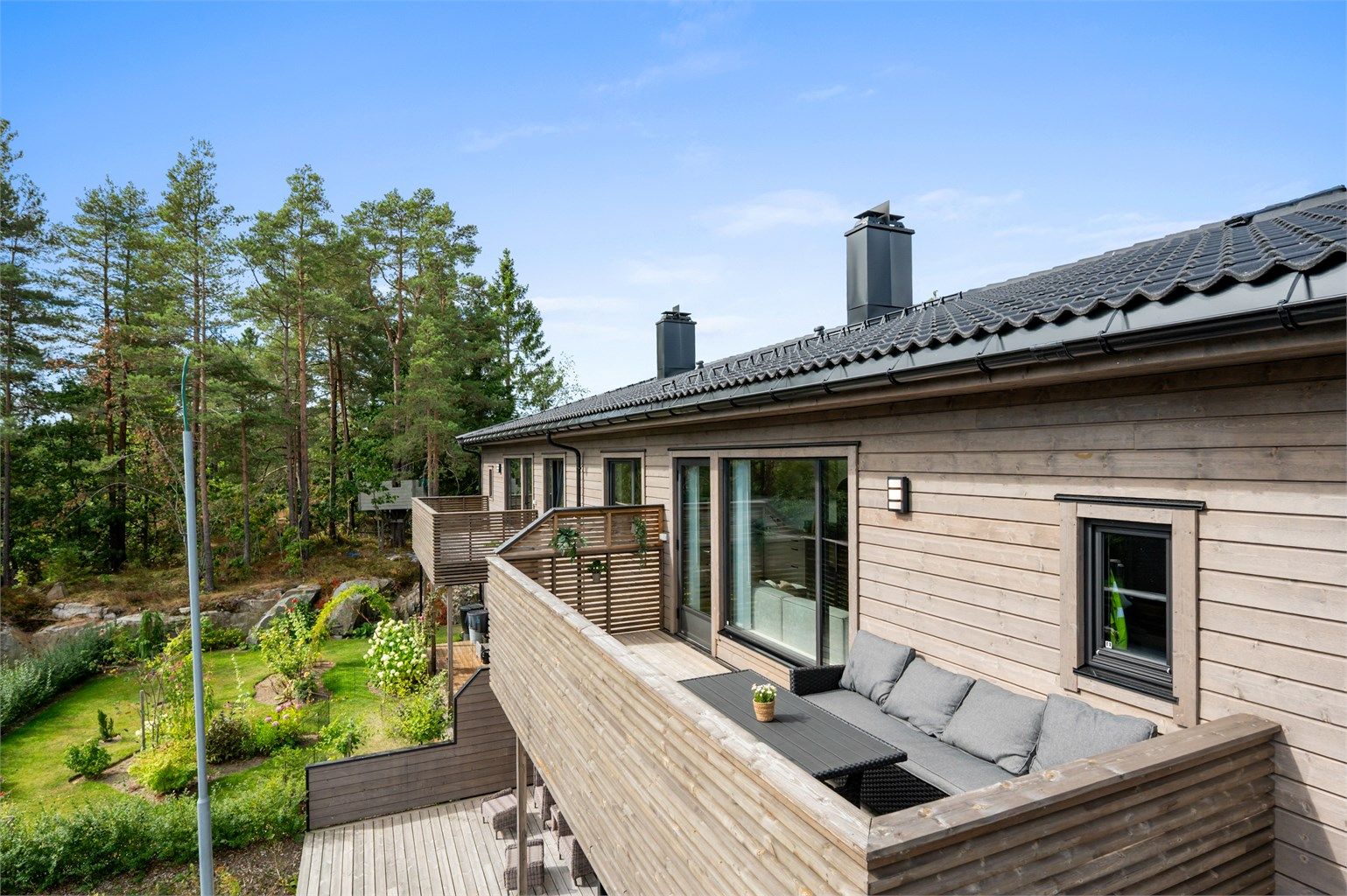 Leiligheten ligger tilbaketrukket til og har veranda med utsikt over grønne omgivelser. Foto: Thor Brobakken.