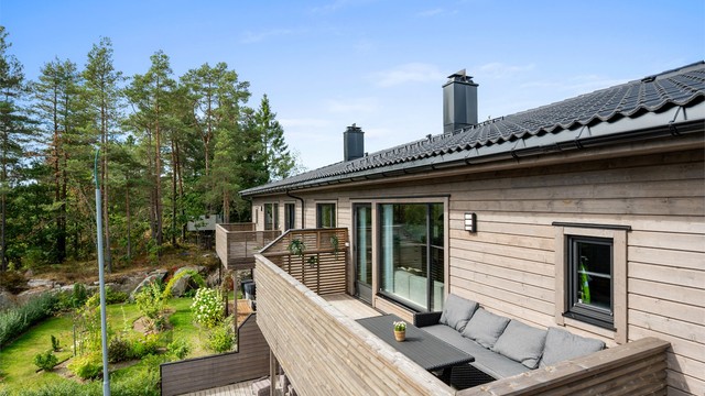 Leiligheten ligger tilbaketrukket til og har veranda med utsikt over grønne omgivelser. Foto: Thor Brobakken.
