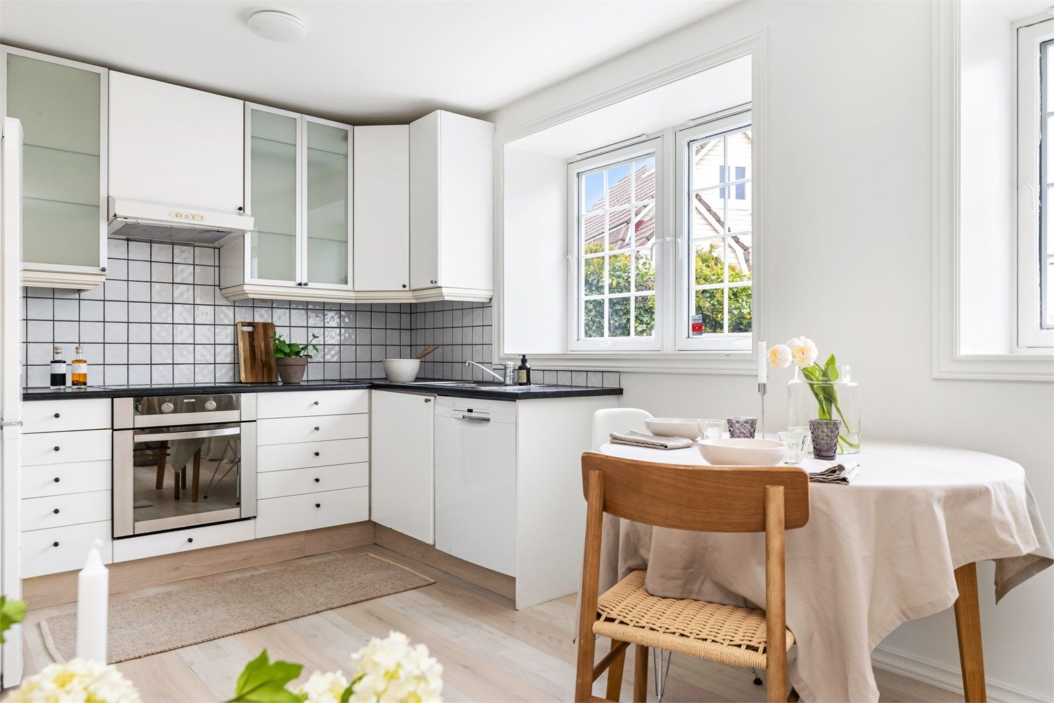 Kjøkkeninnredning fra IKEA med slette fronter og laminatbenkeplate.
