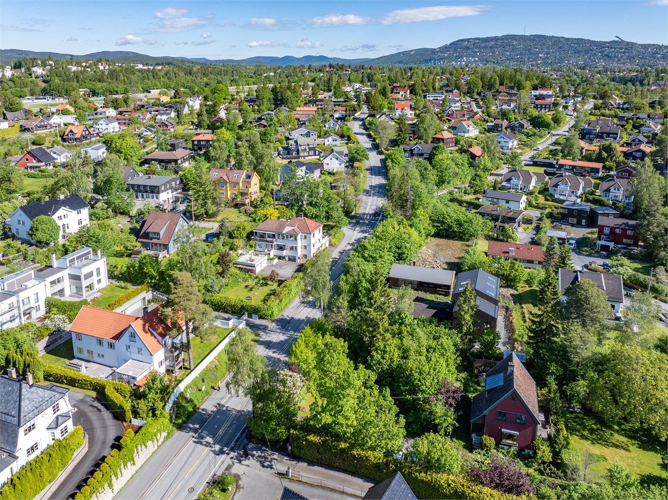 Området er kjent for sitt trygge og veletablerte bomiljø og flotte rekreasjonsområder. Handlemuligheter finnes på Joker Jar og Meny Jarhuset, i kort gangavstand fra tomten.