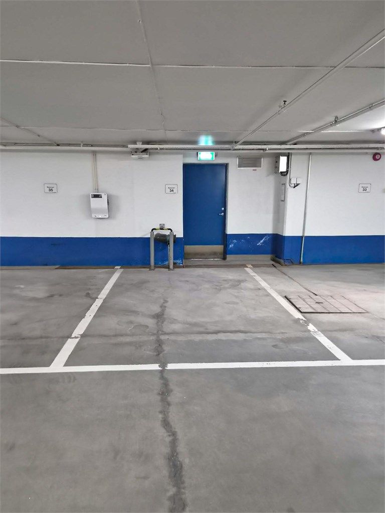 Tilhørende fast parkeringsplass i felles garasjeanlegg i kjelleren.