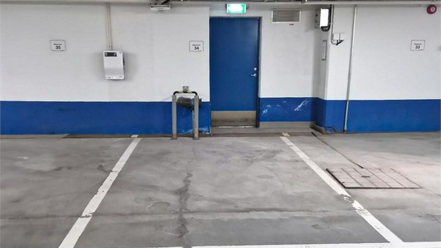 Tilhørende fast parkeringsplass i felles garasjeanlegg i kjelleren.