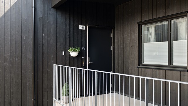 Leiligheten har adkomst til egen ytterdør. Den romslige svalgangen kan også fylle rollen som en ekstra uteplass.