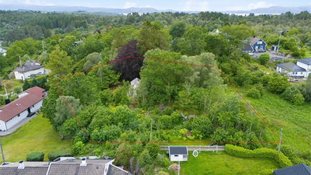 Velkommen til Litle Milde. Eiendommen er på over 2 mål med en rivningsklar hytte sentralt plassert. Omriss er for å vise ca grenser for eiendommen.