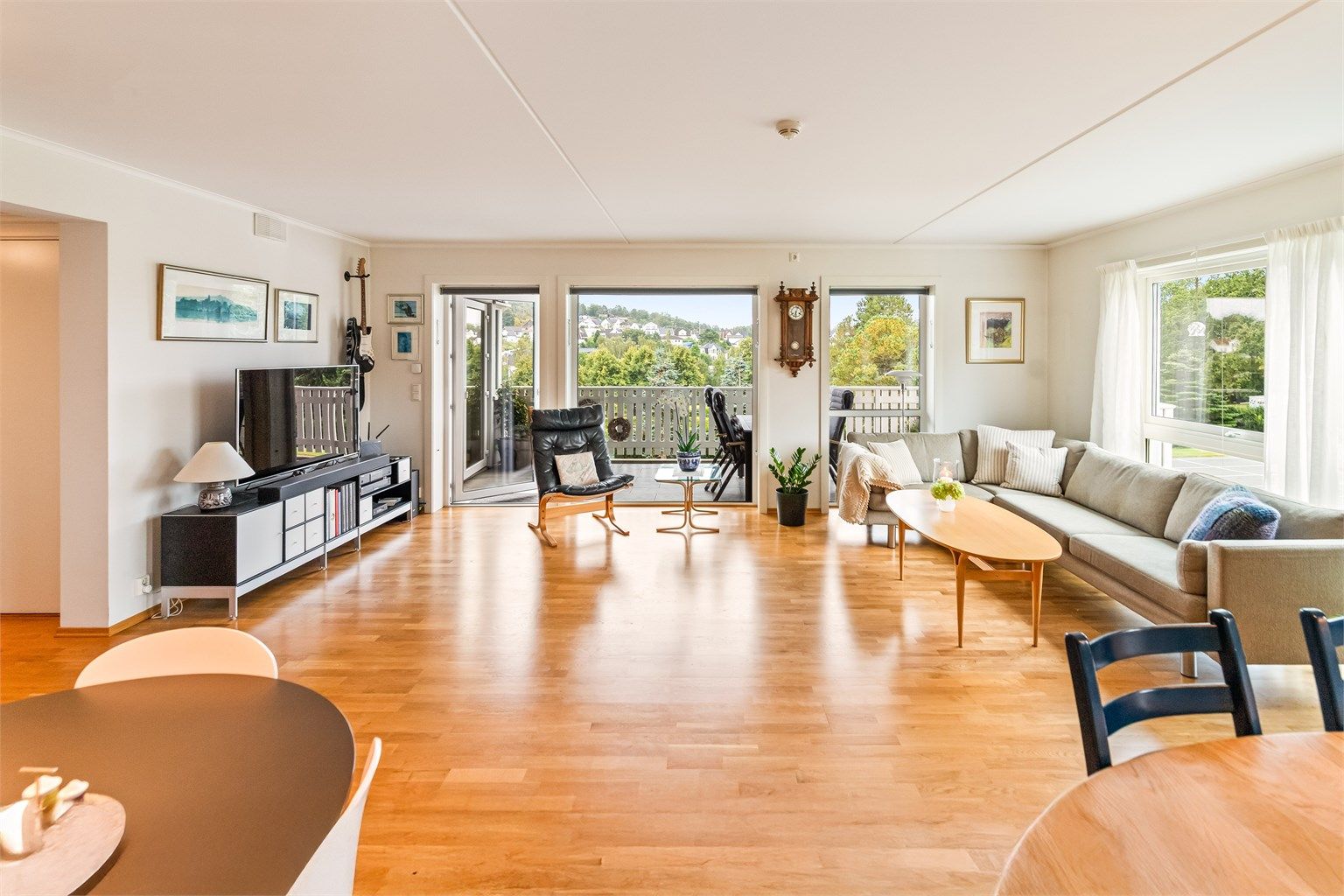 Stor og lys stue med store vindusflater