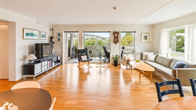 Stor og lys stue med store vindusflater