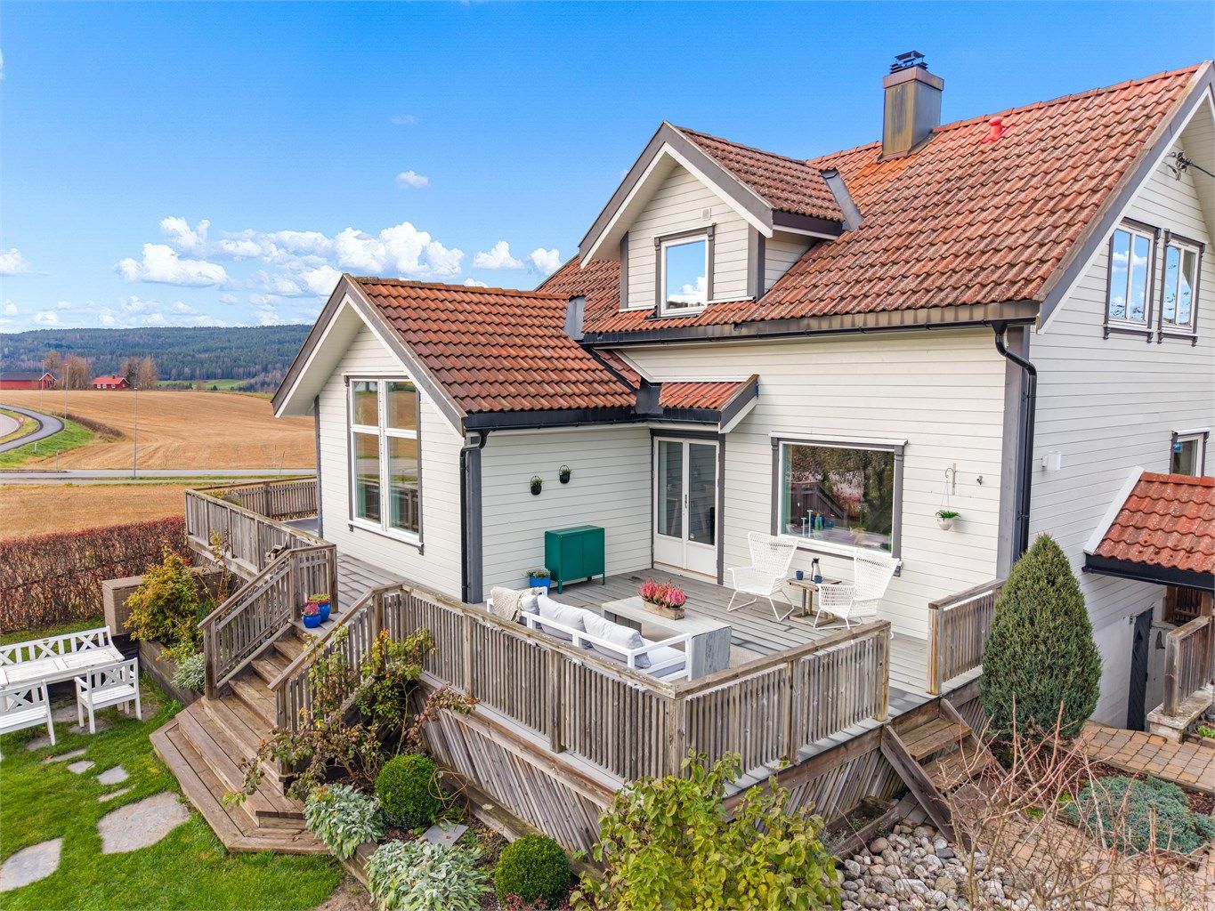 Her bor man i naturskjønne og rolige omgivelser, i et etablert boligområde på Sennerud i Sørumsand