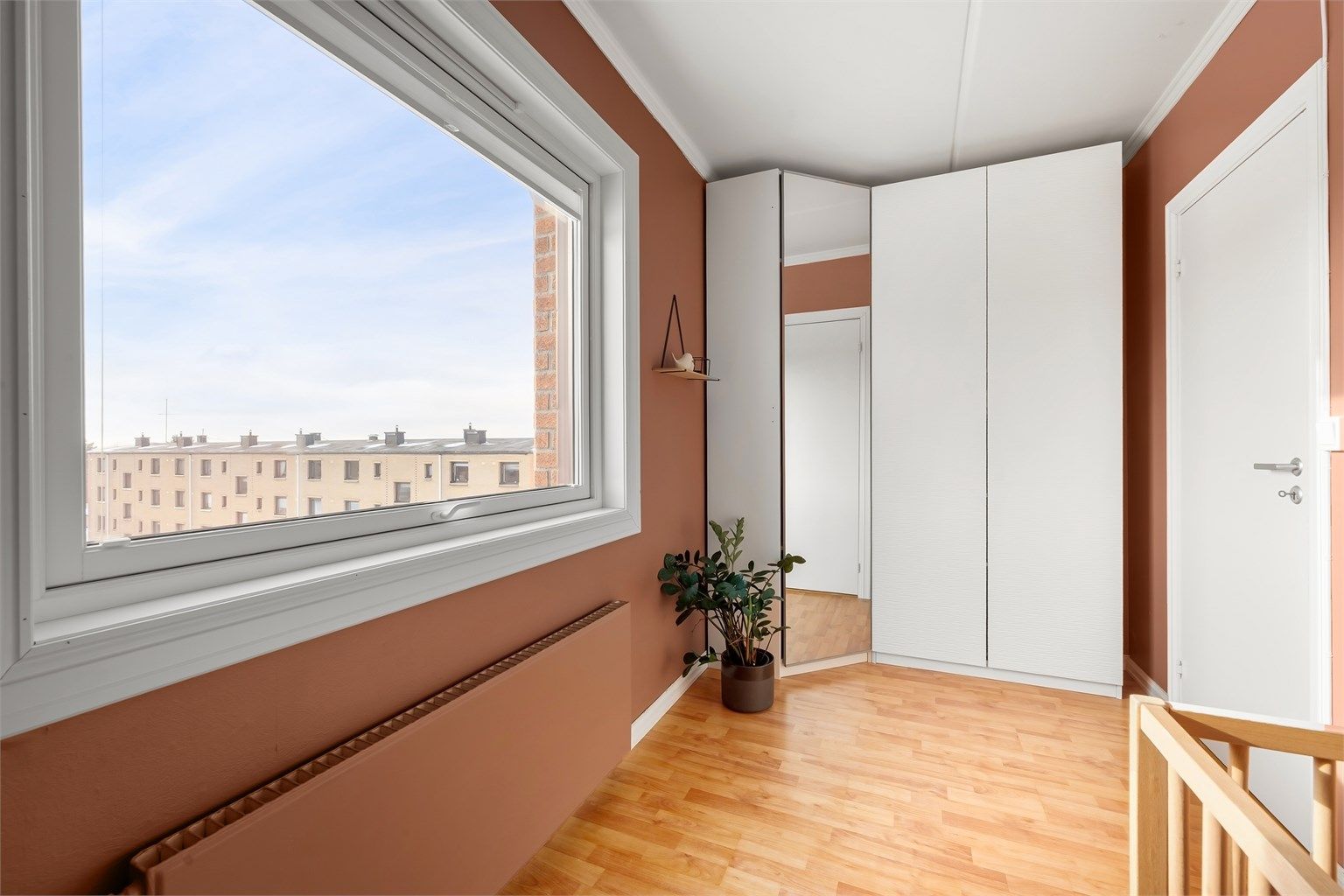 Her er det også montert en garderobeløsning for effektiv oppbevaring.