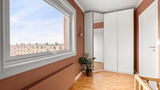 Her er det også montert en garderobeløsning for effektiv oppbevaring.