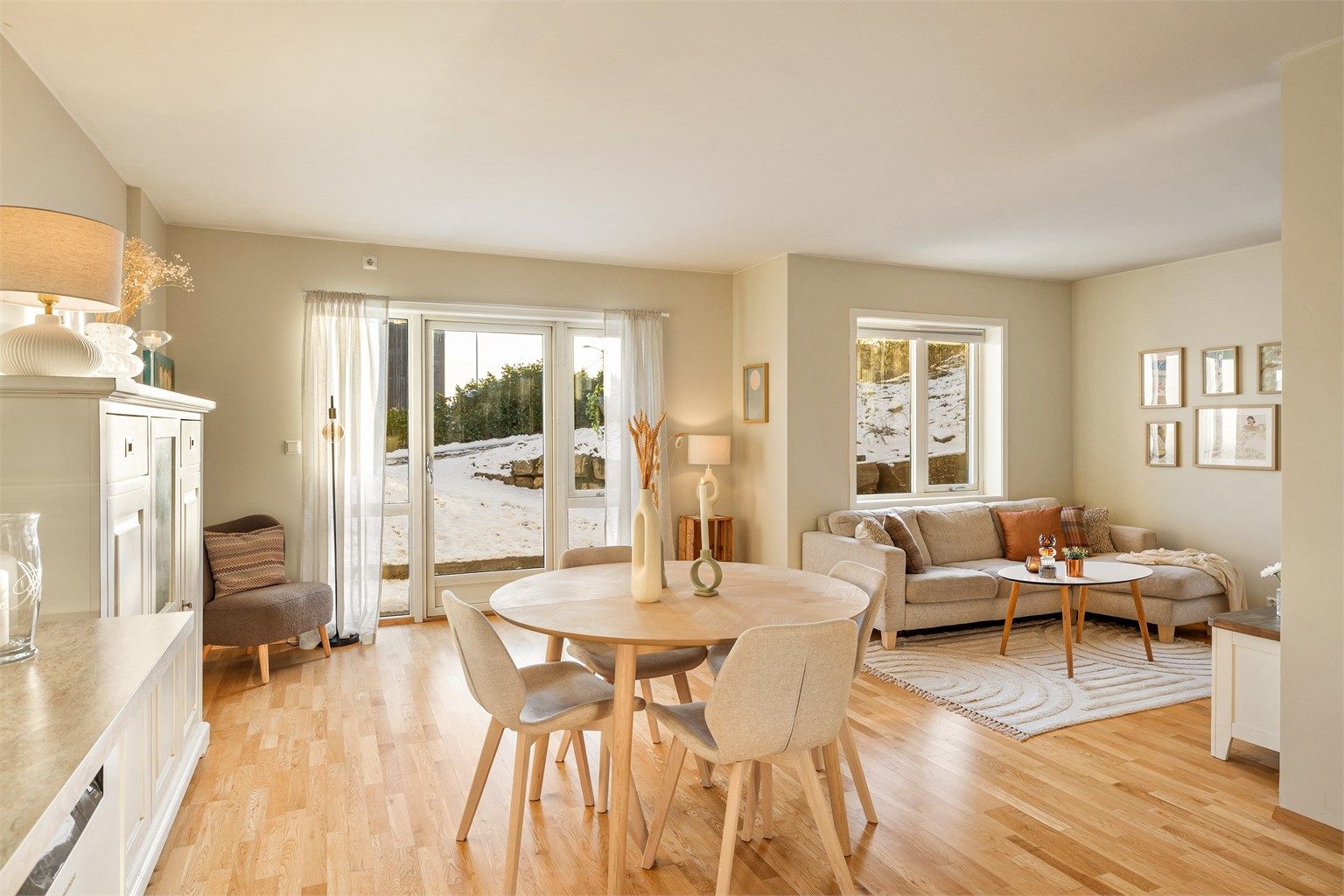 Store vindusflater slipper inn mye naturlig dagslys og gjør rommet til et trivelig sted å oppholde seg