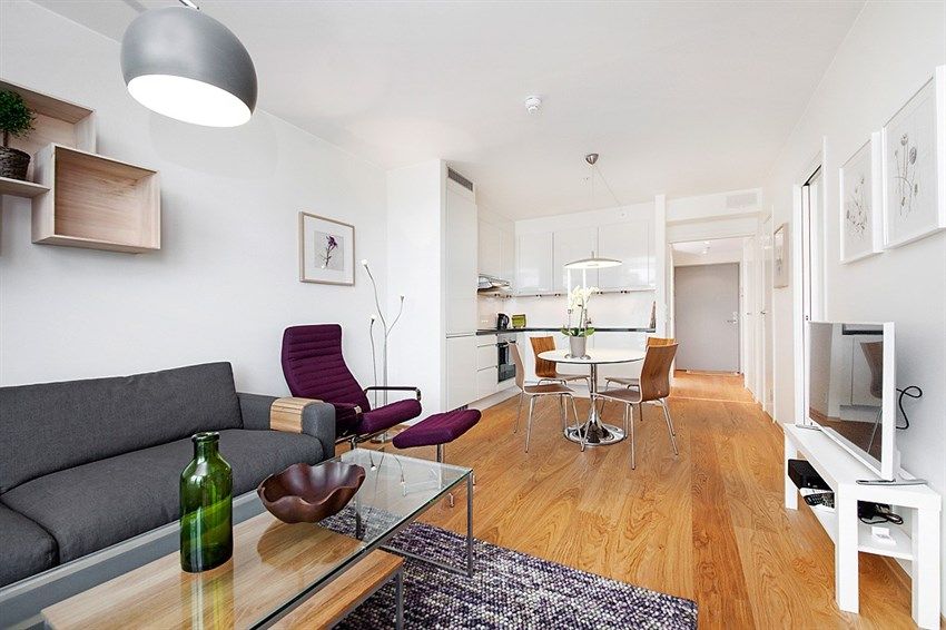 Flott kjøkkeninnredning med integrerte hvitevarer. Åpen løsning mot stuen.