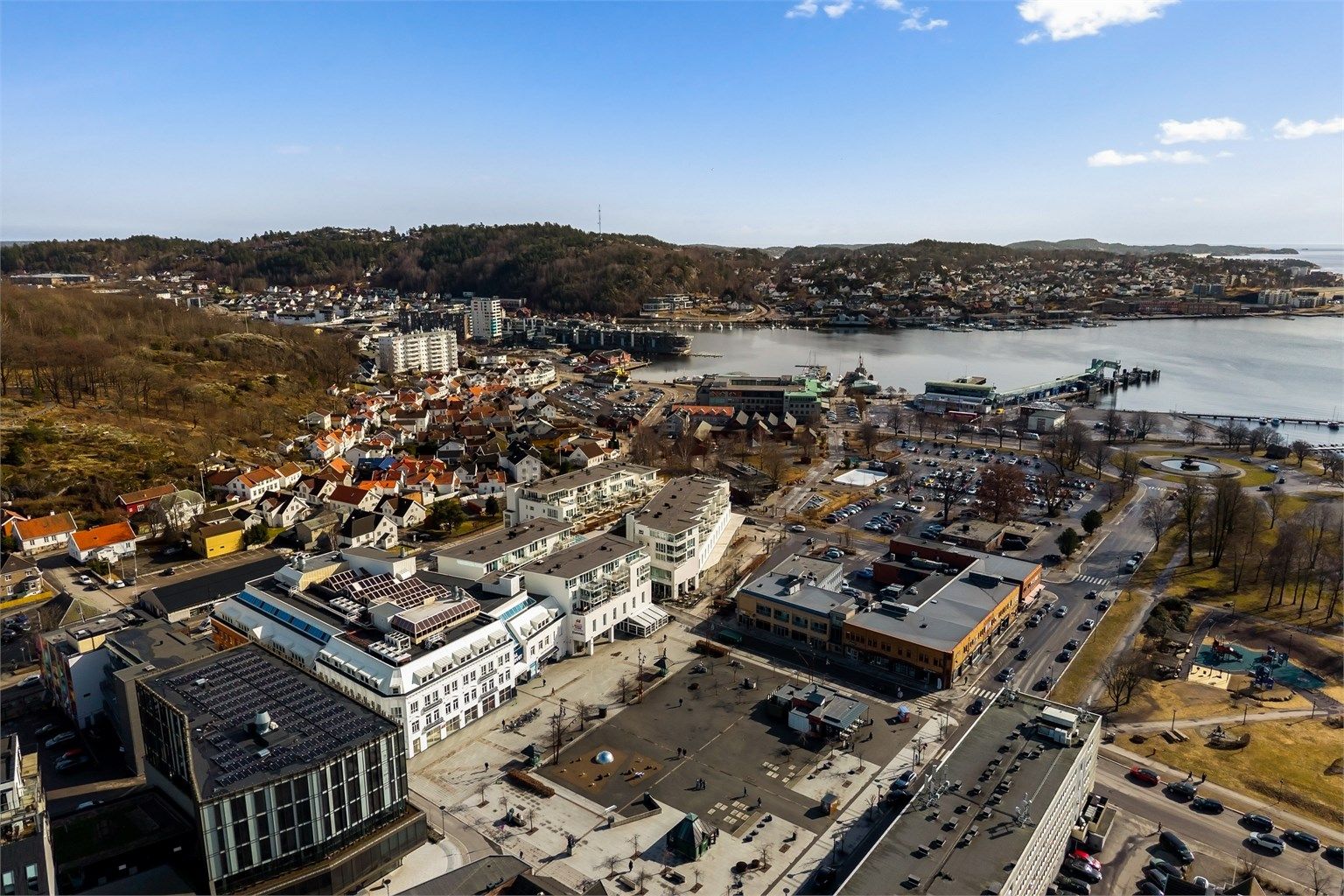 Fra leiligheten er det gangavstand til havneområdet, hvor du kan nyte den maritime atmosfæren.