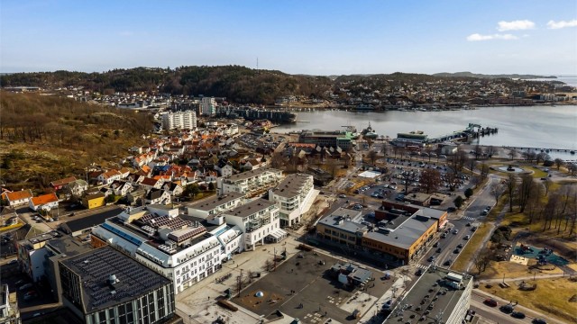 Fra leiligheten er det gangavstand til havneområdet, hvor du kan nyte den maritime atmosfæren.