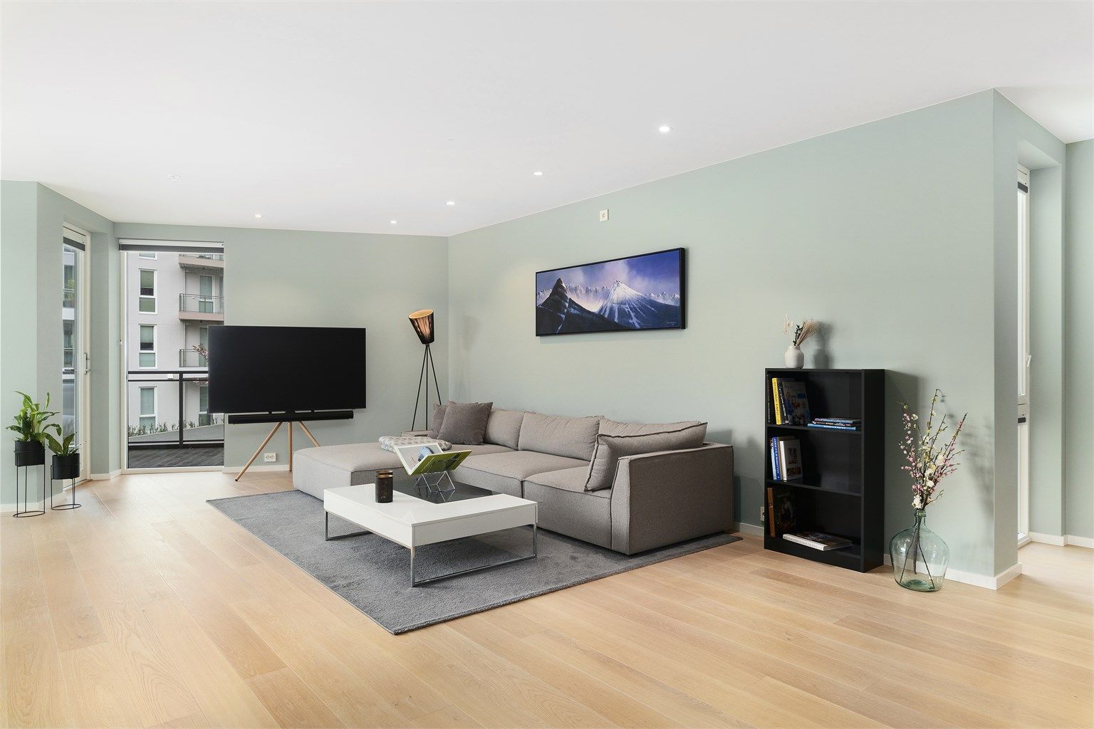  I tillegg er det innredet med egen lounge og tv-hjørne. Gulvflater er belagt med 1-stavs eikeparkett, listefri overgang mellom vegg og himling. Det er innfelte downlights i himling, med hensiktsmessige plasseringer