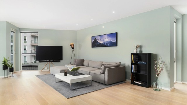 I tillegg er det innredet med egen lounge og tv-hjørne. Gulvflater er belagt med 1-stavs eikeparkett, listefri overgang mellom vegg og himling. Det er innfelte downlights i himling, med hensiktsmessige plasseringer