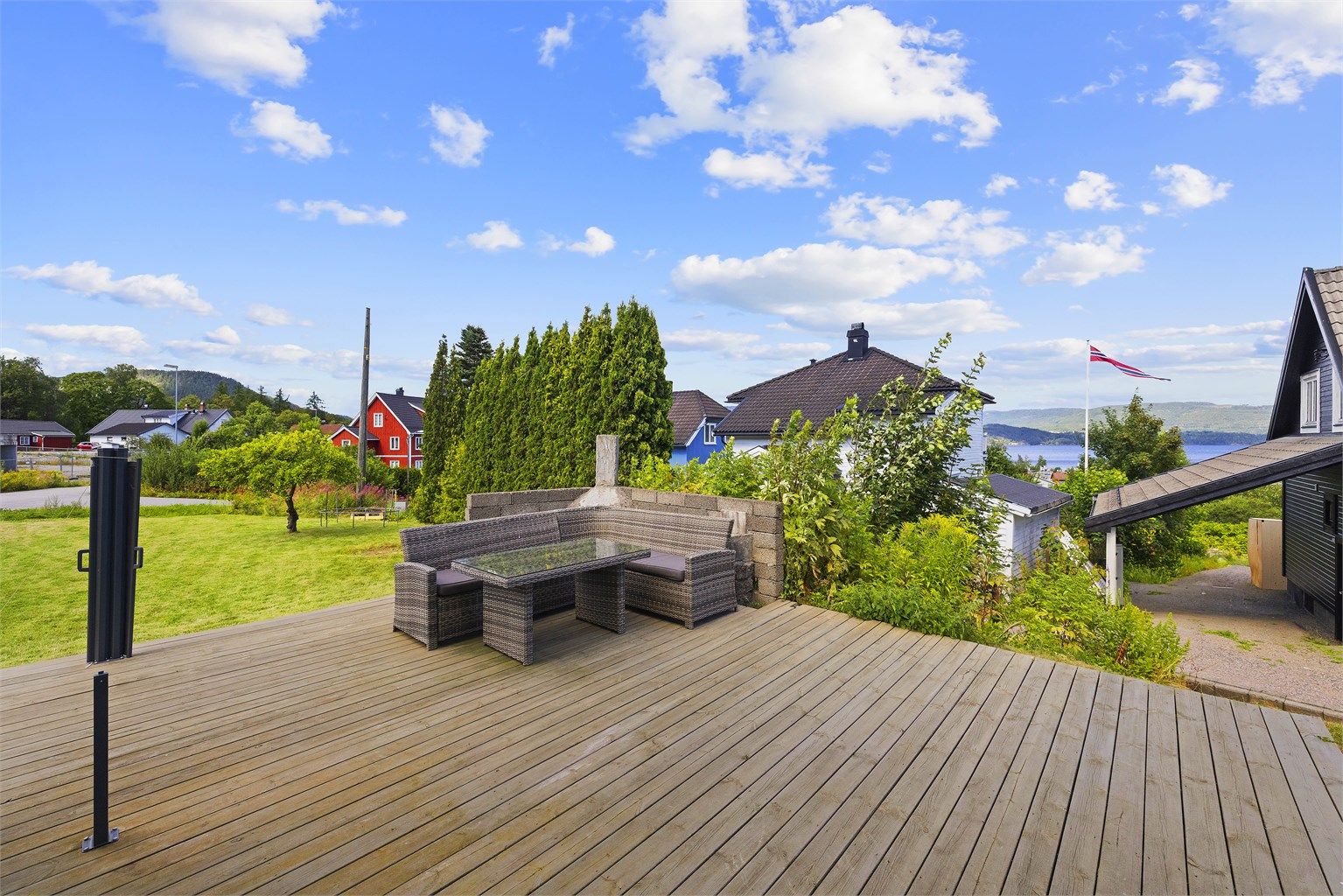 Solrik terrasse med utsikt mot Norsjø. 