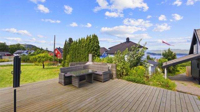 Solrik terrasse med utsikt mot Norsjø.
