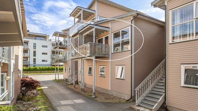Det er balkong på begge sider av leiligheten