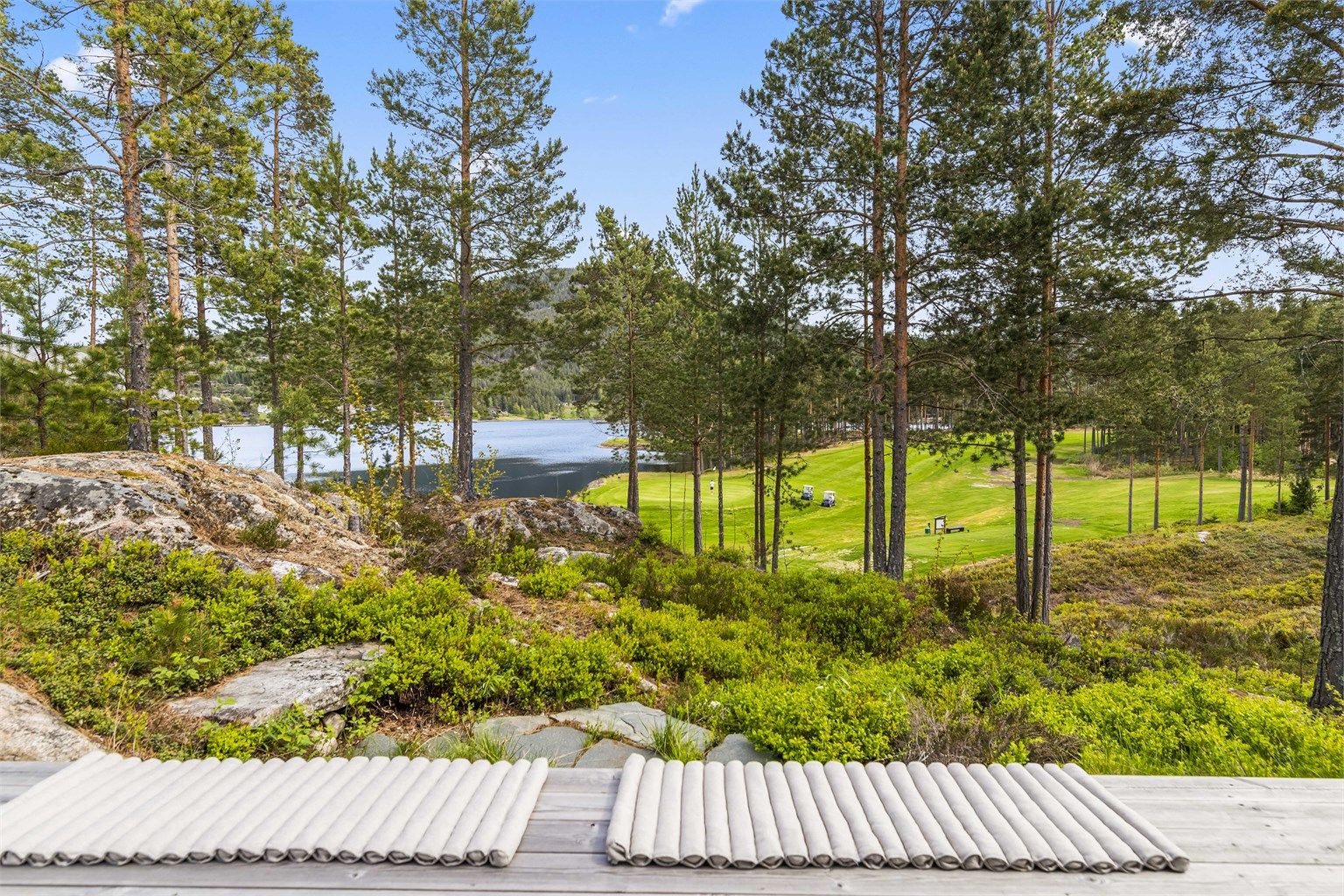 Nyt utsikten til golfbanen direkte fra egen terrasse.