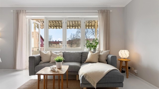 Vinduer med karmer av tre og balkongdør ble skiftet i 2017.