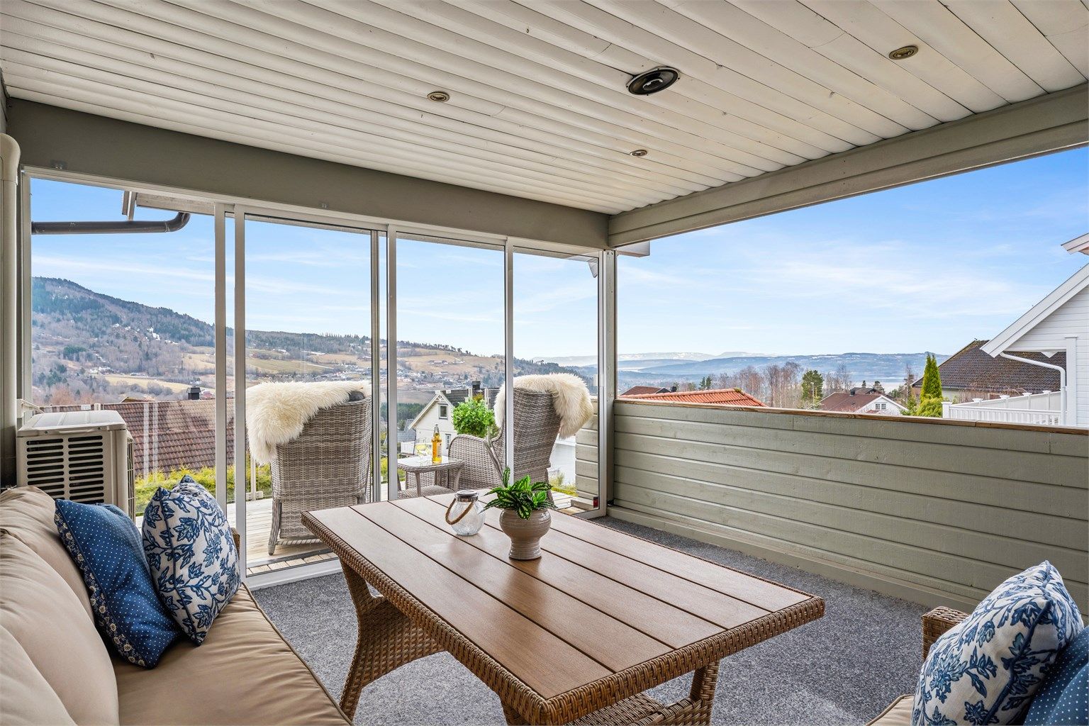 Svært koselig uteplass som er delvis innbygget. Da blir sesongen for å sitte ute litt lenger.