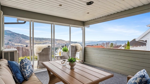 Svært koselig uteplass som er delvis innbygget. Da blir sesongen for å sitte ute litt lenger.