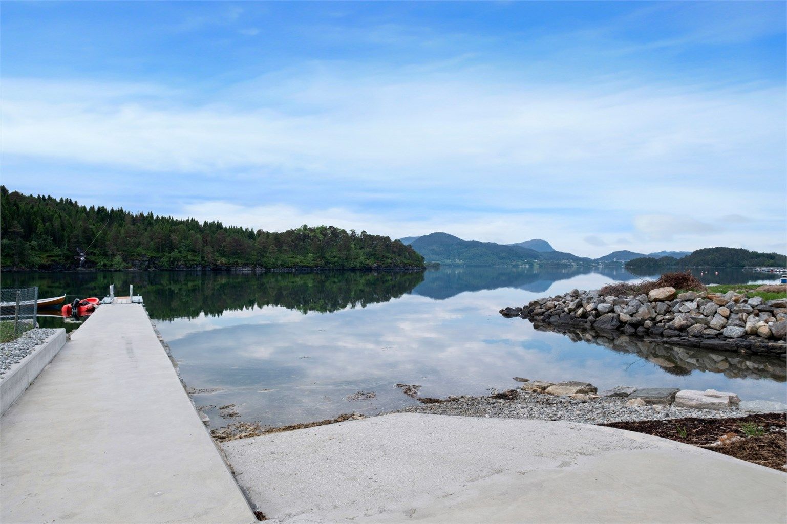 En solid molo i naturstein gir en trygg havn og adkomst til flytebryggen