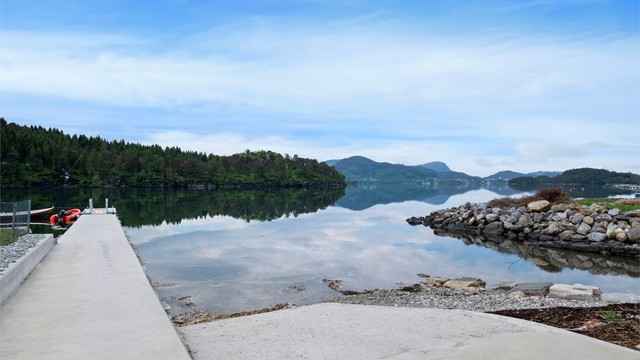 En solid molo i naturstein gir en trygg havn og adkomst til flytebryggen