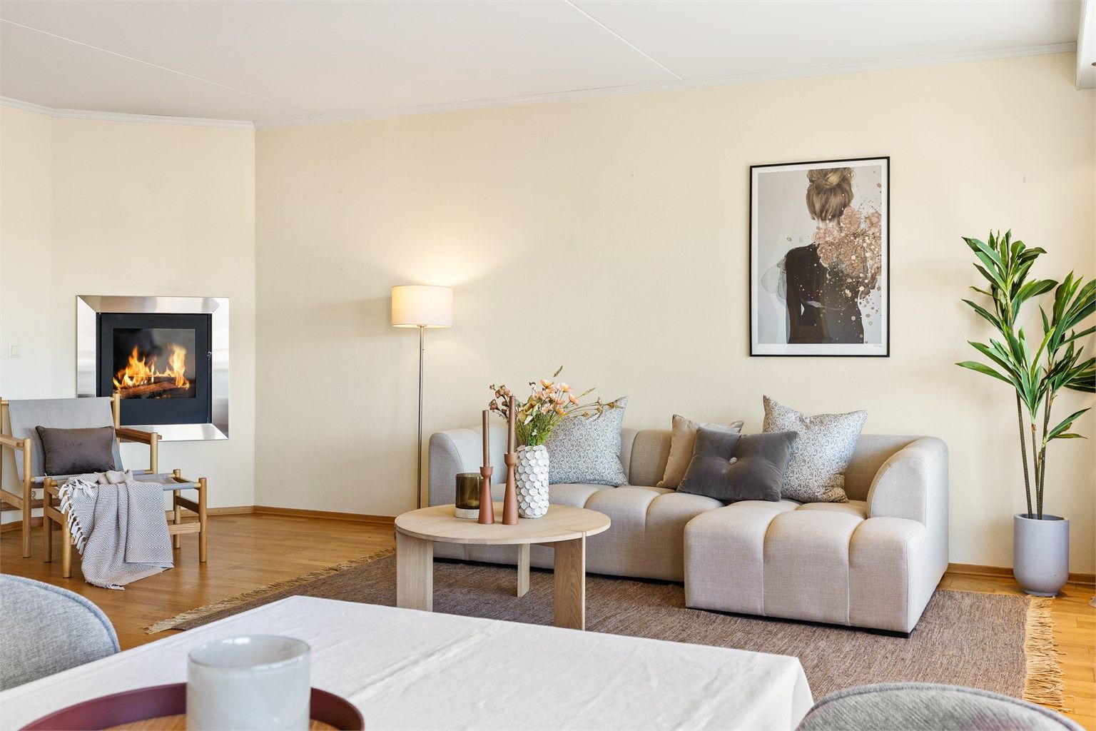 Stue med flere møbleringsmuligheter. Det er plass til sittegruppe og TV-område.