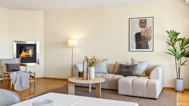 Stue med flere møbleringsmuligheter. Det er plass til sittegruppe og TV-område.