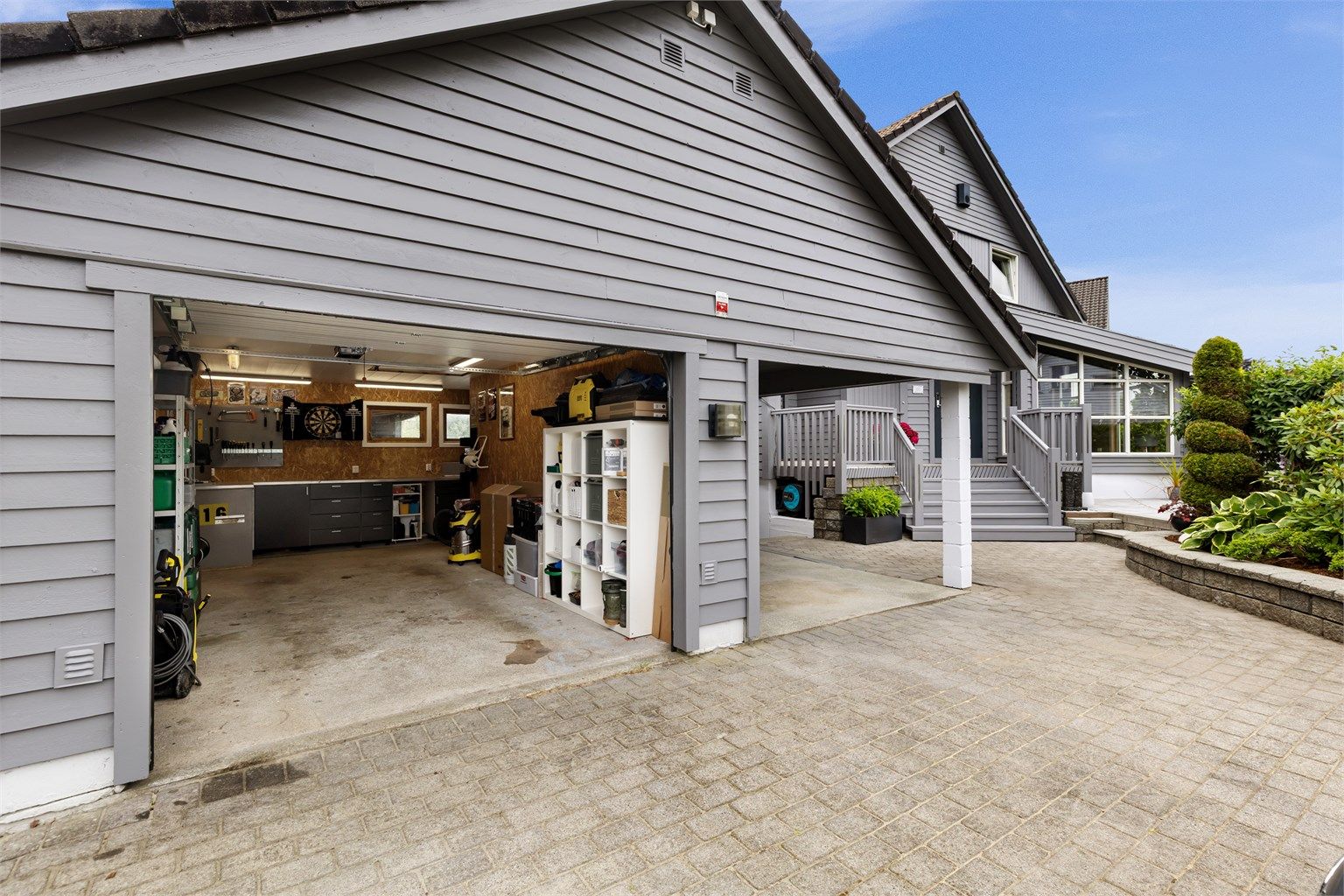 Garasje og carport.