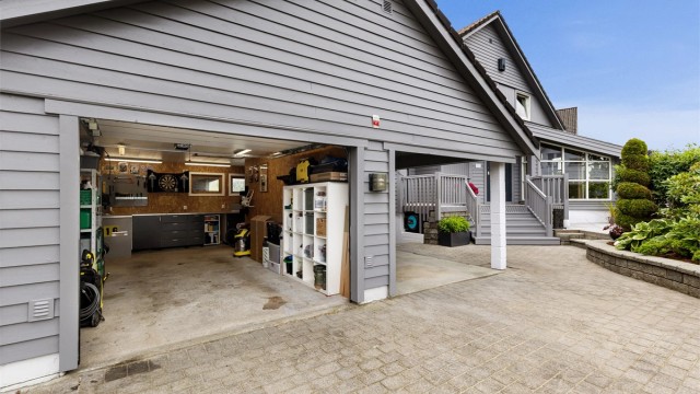 Garasje og carport.