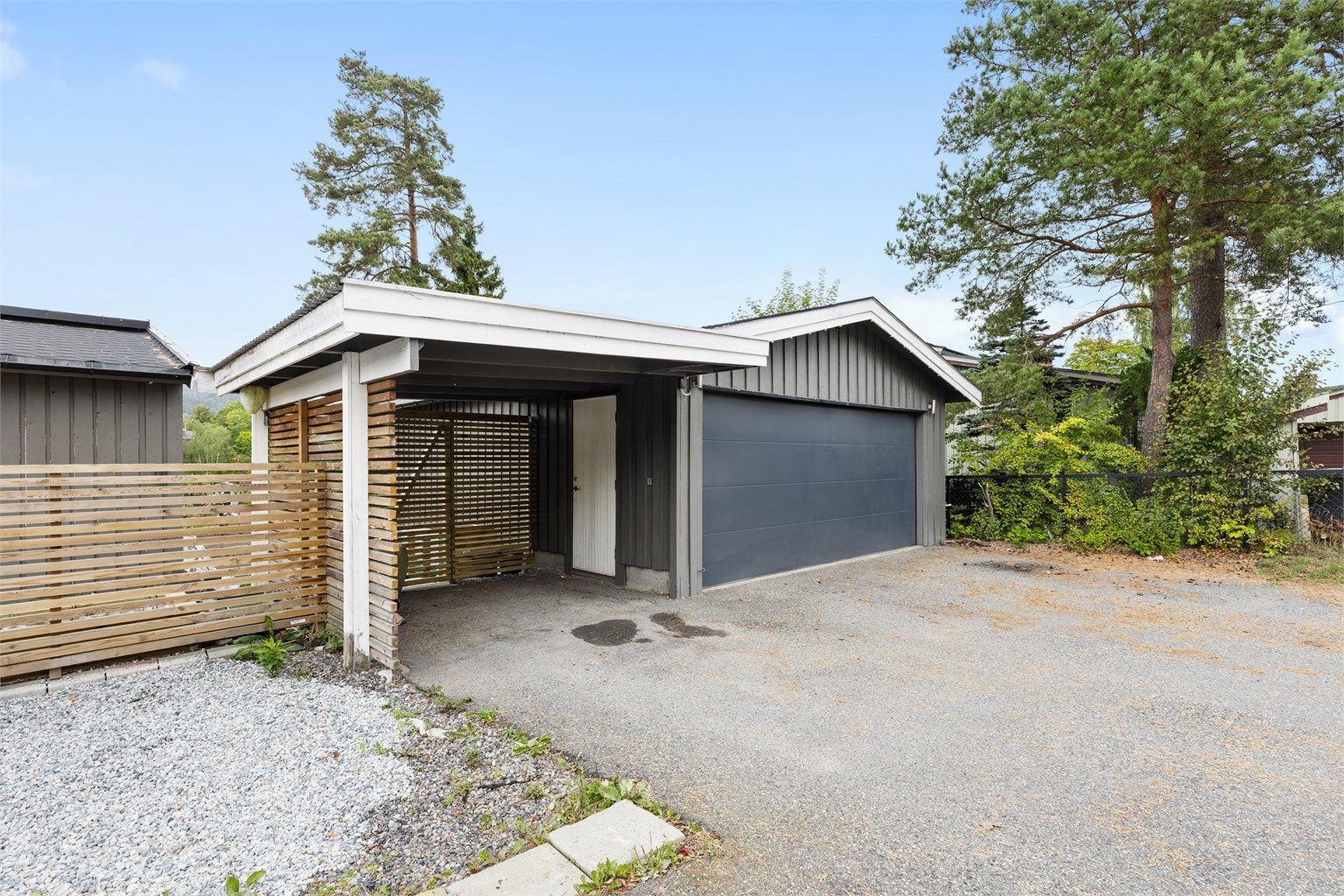 Boligen har parkering i carport og på en av plassene i den doble garasjen. Selger opplyser om at det er den venstre plassen.