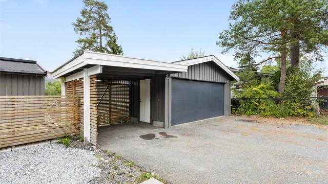 Boligen har parkering i carport og på en av plassene i den doble garasjen. Selger opplyser om at det er den venstre plassen.